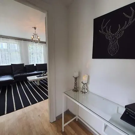 Nice & Cozy 4-rooms In Centrum