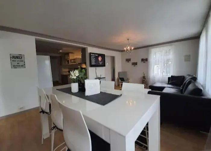 Leilighet Nice & Cozy 4-rooms In Centrum